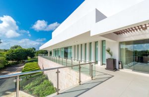 Amikor a társasház üvegkorlátja visszaadja a panorámát - uvegstudio.hu