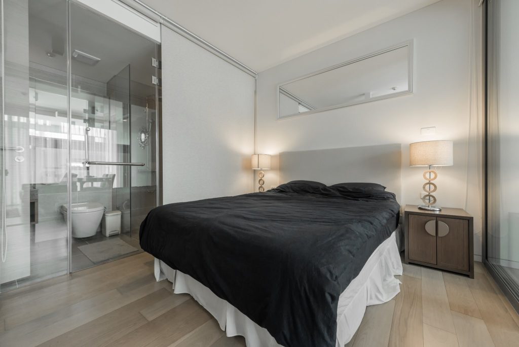 Átlátni, de nem belátni – üvegfal intelligens fóliával - uvegstudio.hu