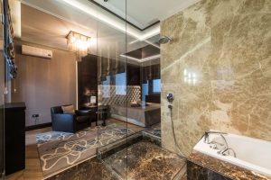 Természetes kő és üveg zuhanykabin – egységes megjelenés a fürdőben - uvegstudio.hu