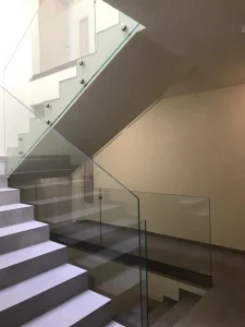 Építész szemmel hogyan emeli ki a tér arányait egy jól megtervezett üvegkorlát - uvegstudio.hu