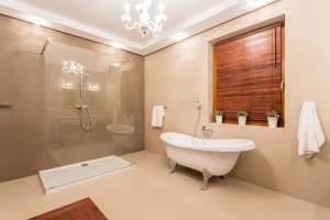 Kétgyerekes család fürdőszobája miért döntöttek zuhany üvegfal mellett - uvegstudio