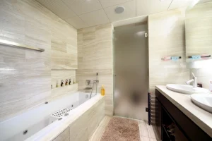 Stílusos elválasztás egy balatoni butikhotelben - uvegstudio 1